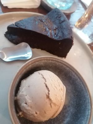 Torta al cioccolato. È la fine del mondo. at NIYA in Casablanca