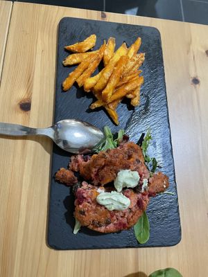 Hambúrguer de lentilhas  at Mr. Vegan in Costa Da Caparica