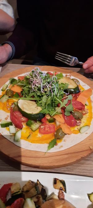 Wrap: wortel sinasappel spread, walnoten, courgette, komkommer, zongedroogde tomaat, rucola, olijven (koud geserveerd). at Touché in Assen