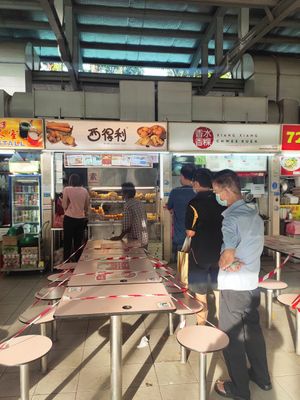 Long queue at Xi De Li 西得利 - Whampoa Makan Place in Central Singapore