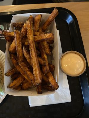 Sweet potato fries with sriracha mayo at Veganlicious in Breda