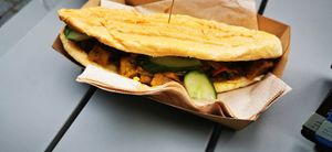 Broodje kerrie at Veganlicious in Breda