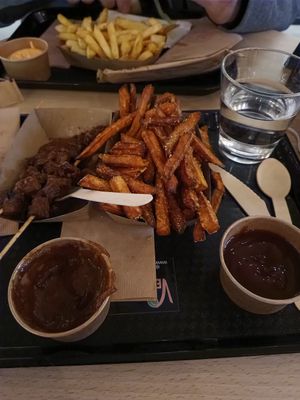 Sweet potatoes fries and 'kip' saté at Veganlicious in Breda