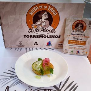 Nuestra tapa para nuestra primera ruta de la tapa...Blinis de garbanzo con guacamole, vegetales frescos y cavier de apio at Americano Vegano in Torremolinos