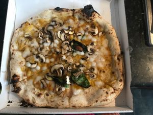 La Contadina (Pumpkin cream base with vegan mozzarella, chestnut mushrooms and garlic oil) at Spaccanapoli in North West London