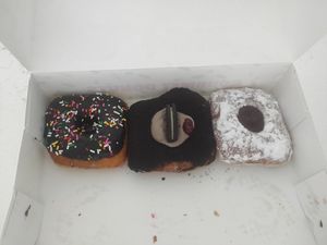 Donuts al cioccolato, Oreo, e Raspberry at Pink Donuts and More in Oakland Park
