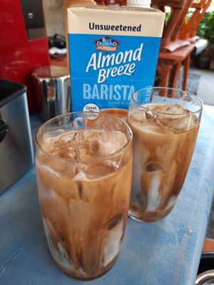 almond, soy, and oat milk choices for latte at Kohishi in Pura