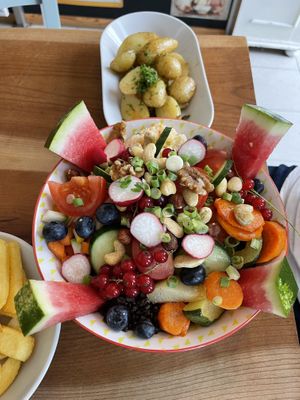 Super Bowl und im Hintergrund Drillingsbratkartoffeln mit Rosmarin   at Tafelwerk Speiselokal in Goehren