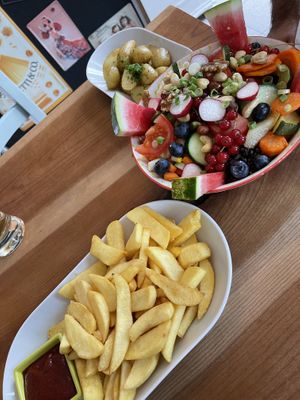 Steakhouse Fritten mit rotem Curry Dip  at Tafelwerk Speiselokal in Goehren
