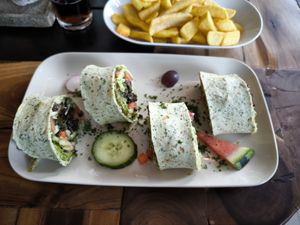 Wrap mit Erbsen-Guacamole at Tafelwerk Speiselokal in Goehren