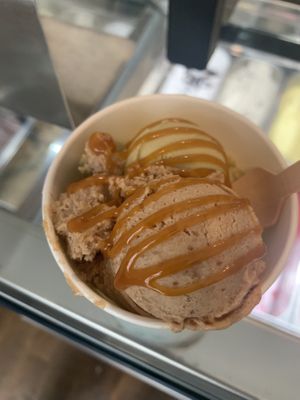 Salted Caramel (Sugarfree) und Pistazie at Green Scoop Vegan in Berlin