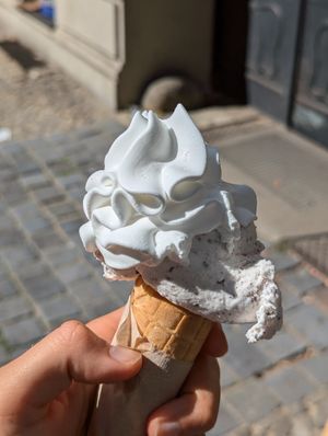 Ist ein bisschen schief, er wollte es neu machen, ist also quasi meine Schuld dass es so aussieht at Green Scoop Vegan in Berlin