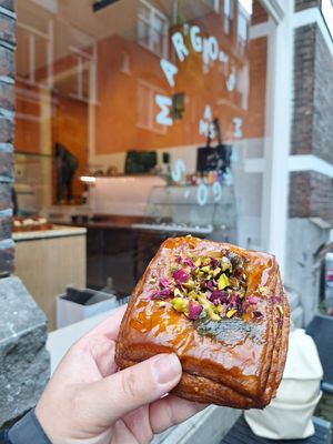 Süßes Teilchen mit Pistazie und Rose at Margo's Amsterdam - Jordaan in Amsterdam