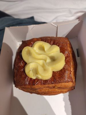 Lemon and lavender pastry at Margo's Amsterdam - Jordaan in Amsterdam