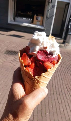 Twee smaken met verse aardbeien en plantaardige slagroom at Sjamaan in Culemborg