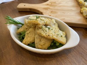 Yummy vegan appetizers made with chickpea flour  at Unique (V) Pizzeria SUKHASANA in Osaka