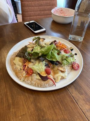 vegetable and cashew pizza  at Unique (V) Pizzeria SUKHASANA in Osaka