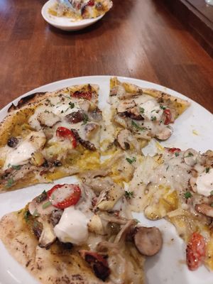 Pizza special at Unique (V) Pizzeria SUKHASANA in Osaka