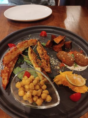 Appetizers at Unique (V) Pizzeria SUKHASANA in Osaka