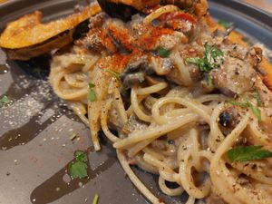  at Unique (V) Pizzeria SUKHASANA in Osaka