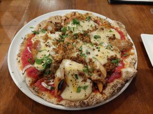 Vegan pizza at Unique (V) Pizzeria SUKHASANA in Osaka
