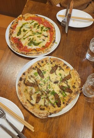 Margherita and pepperoncini (+ tempeh sausage) at Unique (V) Pizzeria SUKHASANA in Osaka