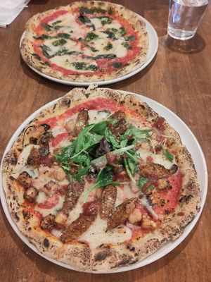  at Unique (V) Pizzeria SUKHASANA in Osaka