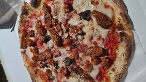  at Unique (V) Pizzeria SUKHASANA in Osaka