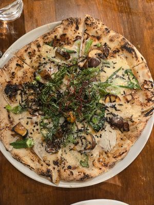  at Unique (V) Pizzeria SUKHASANA in Osaka