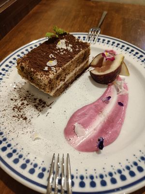  at Unique (V) Pizzeria SUKHASANA in Osaka