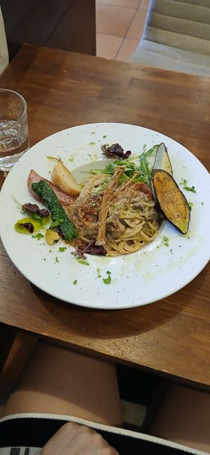  at Unique (V) Pizzeria SUKHASANA in Osaka