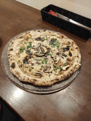  at Unique (V) Pizzeria SUKHASANA in Osaka