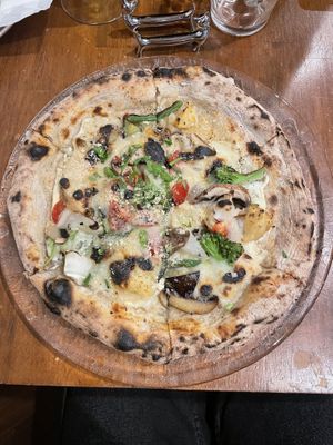 Pizza Ortolana  at Unique (V) Pizzeria SUKHASANA in Osaka