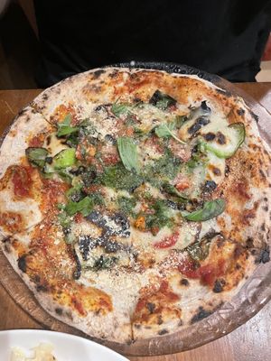 Pizza Pepper & Basil  at Unique (V) Pizzeria SUKHASANA in Osaka