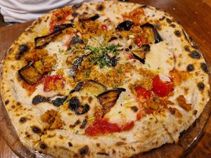 Peperoni pizza at Unique (V) Pizzeria SUKHASANA in Osaka