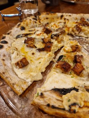 Pizza mit tempeh (super rauchig und lecker) at Unique (V) Pizzeria SUKHASANA in Osaka