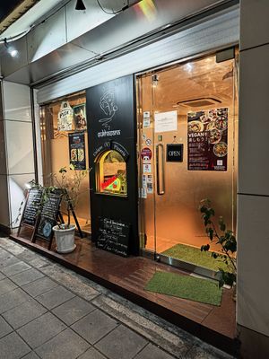  at Unique (V) Pizzeria SUKHASANA in Osaka