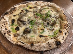 Mushroom pizza  at Unique (V) Pizzeria SUKHASANA in Osaka