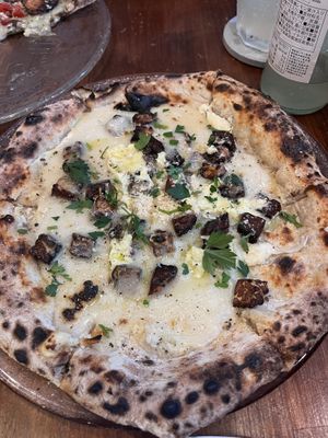 Smoked tempeh pizzaa  at Unique (V) Pizzeria SUKHASANA in Osaka