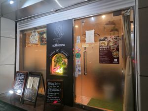 at Unique (V) Pizzeria SUKHASANA in Osaka