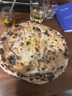   at Unique (V) Pizzeria SUKHASANA in Osaka