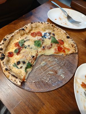 Margherita Bianca at Unique (V) Pizzeria SUKHASANA in Osaka