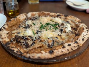 Pizza Funghi at Unique (V) Pizzeria SUKHASANA in Osaka
