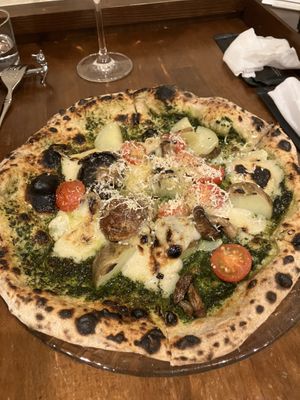 Check out the whole pieces of baked potato on the pizza. 👀   at Unique (V) Pizzeria SUKHASANA in Osaka