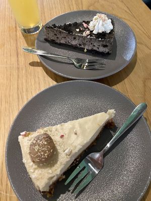Strawberry Oreo cake and cookie dough cheesecake    at Vegan Oasis in Tallinn