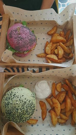 Burger e patate divine at Flower Burger - Corso Garibaldi in Milan