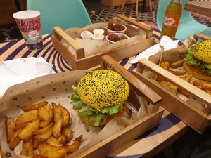 Vegan veggie burgers and veggie balls #Veganuary at Flower Burger - Corso Garibaldi in Milan