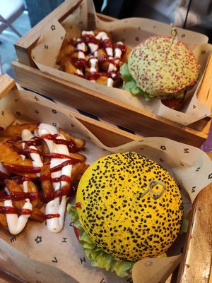 Spicy Cecio e Elf Burger con patatas buenas at Flower Burger - Corso Garibaldi in Milan