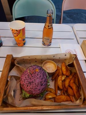 Cherry Bomb burger + Rosé at Flower Burger - Corso Garibaldi in Milan