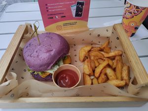 Flower burger and potato wedges with ketchup at Flower Burger - Corso Garibaldi in Milan